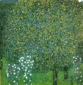Rosas bajo los árboles bosque de Gustav Klimt